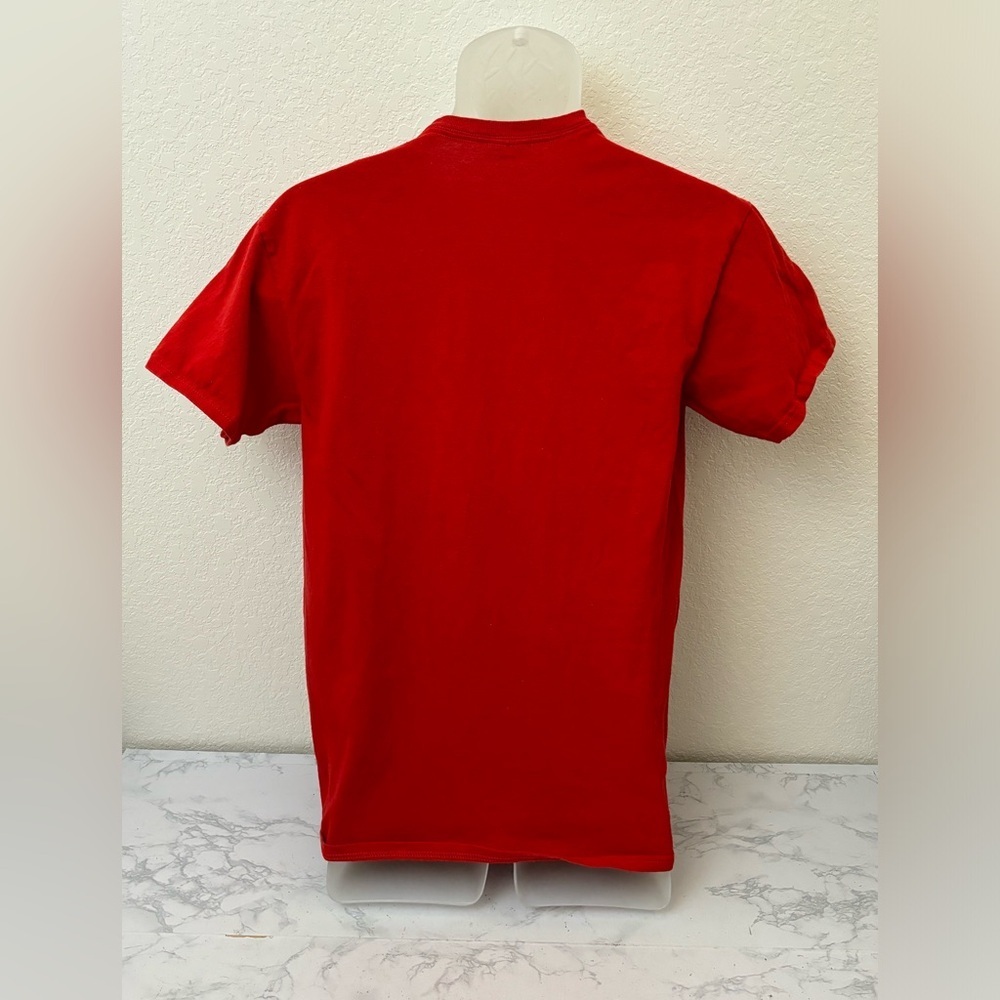SHE'S MINE Finger Pointing Mens Red T-Shirt Size M Short Sleeve Tee U - Picture 3 of 4